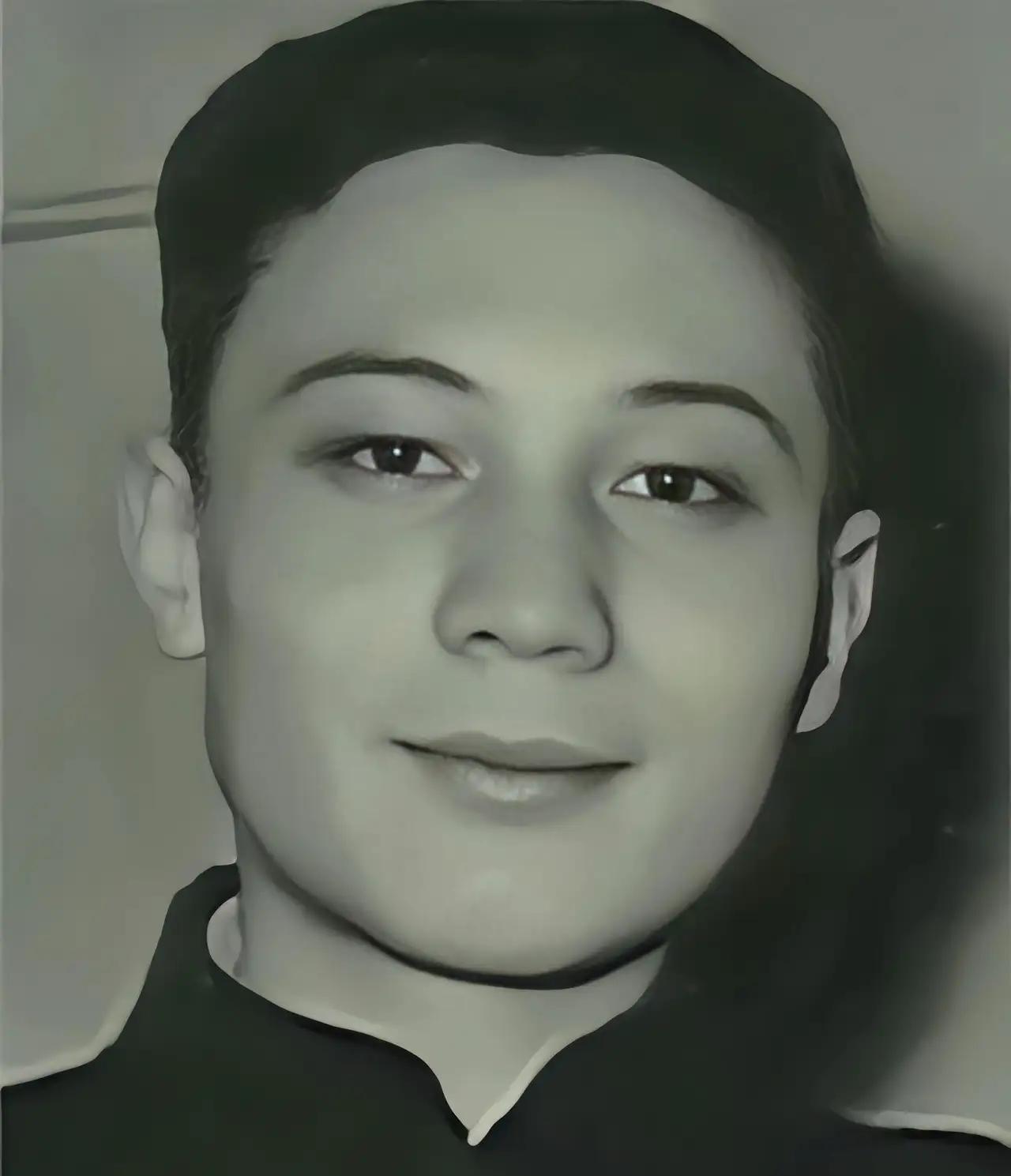 1952年，蒋孝文被抓进警察局，警察问他家长是谁，他没有回答，而是指了墙上蒋介石