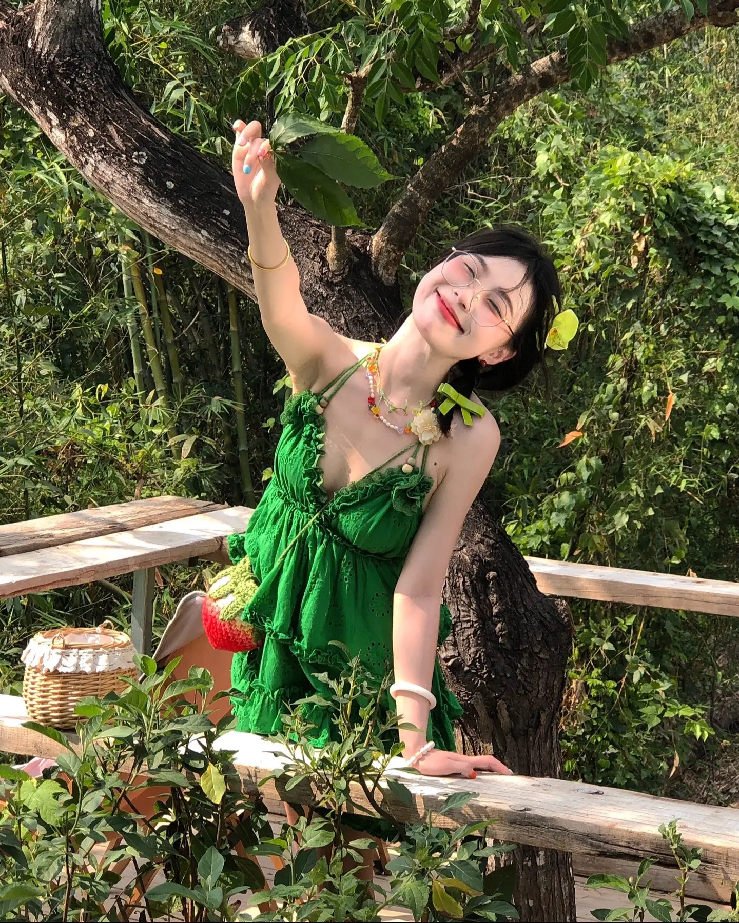 我在阳光下往返于春天
