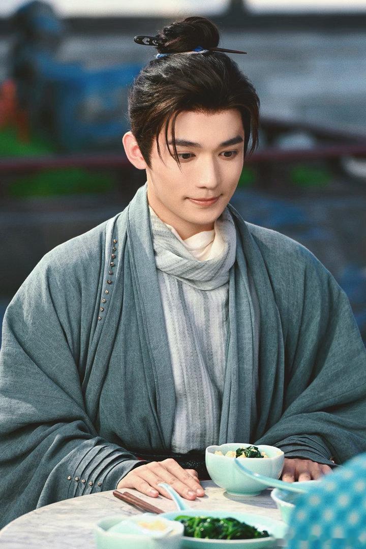 如果梁永棋是AI生成的 修屋顶做道士推销珍珠粉的尹清听起来像个工具人，但梁永棋演
