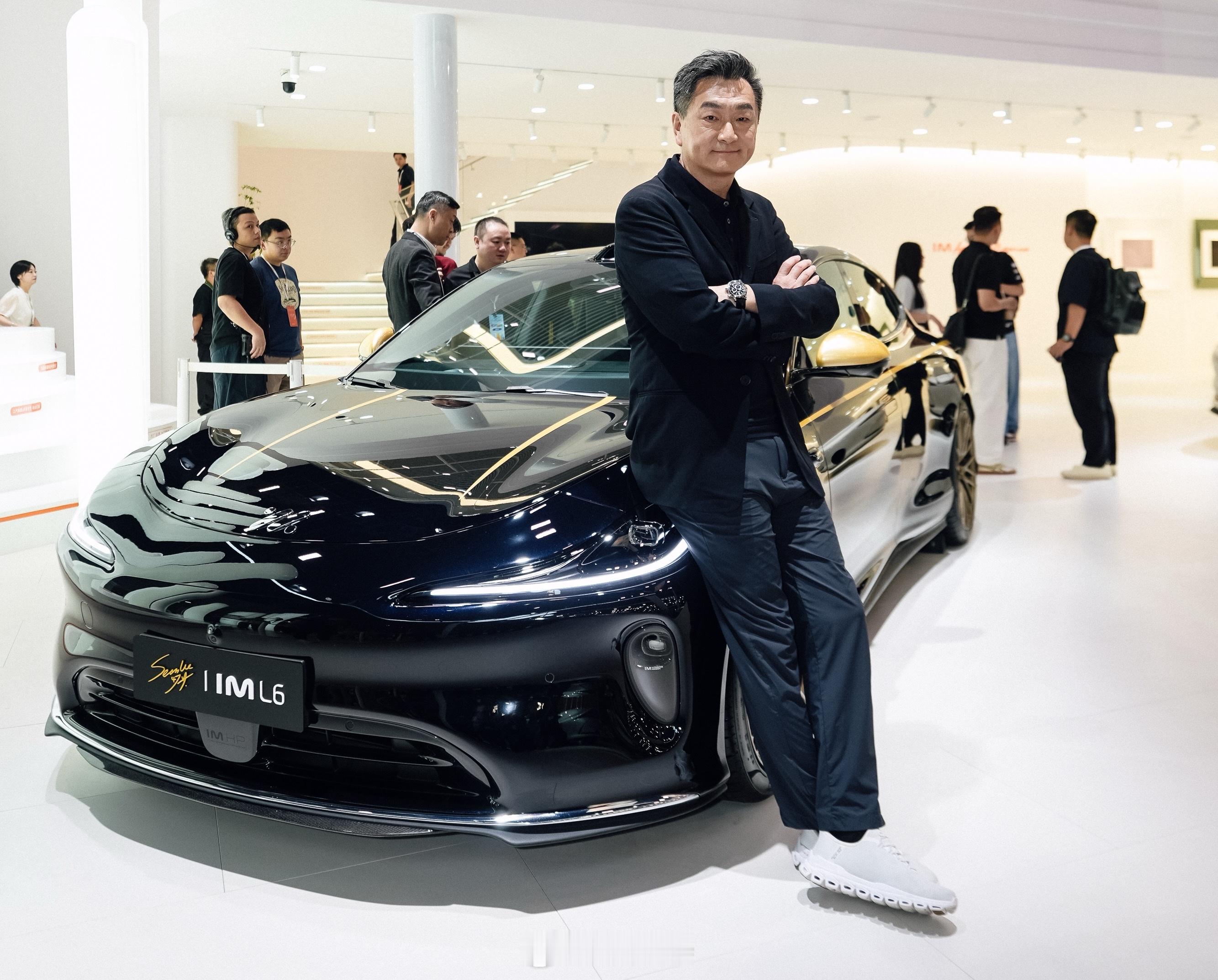 2026成都车展 智己展台   可以来看看-闪闪发亮的全新一代智己L6- Pro