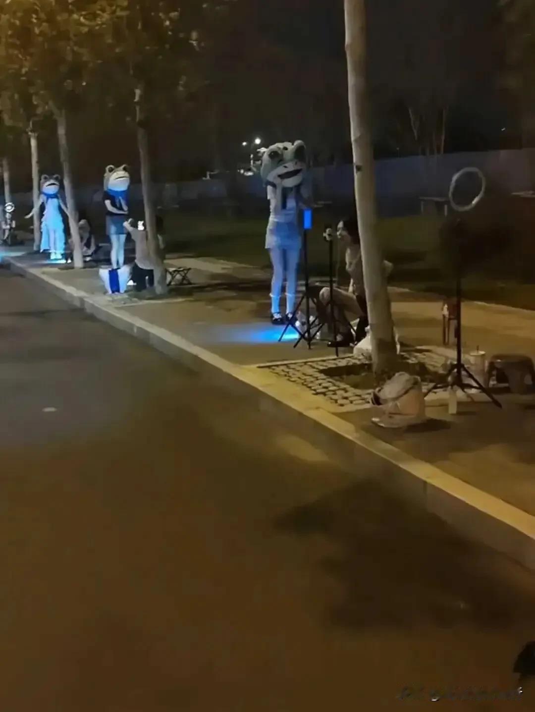“大半夜遇到一群人形青蛙？！”