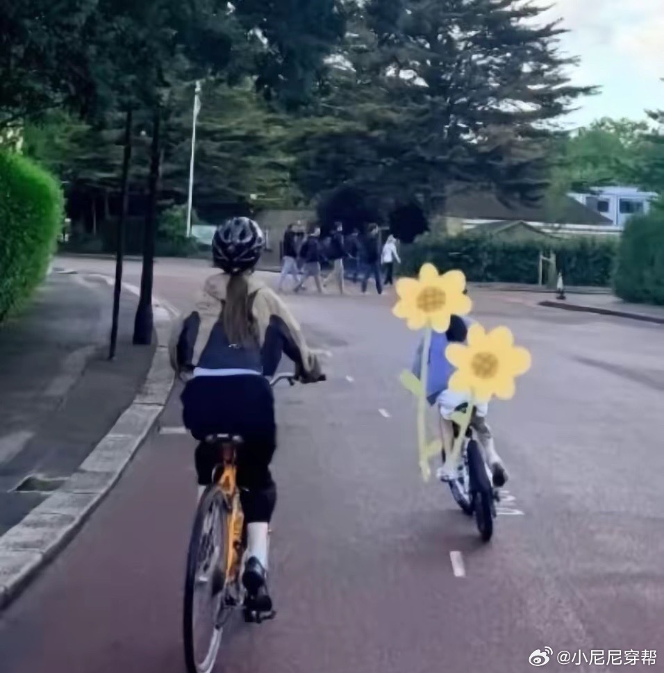 章泽天陪10岁女儿Linda骑行，母女二人罕见同框，画面温馨！ 