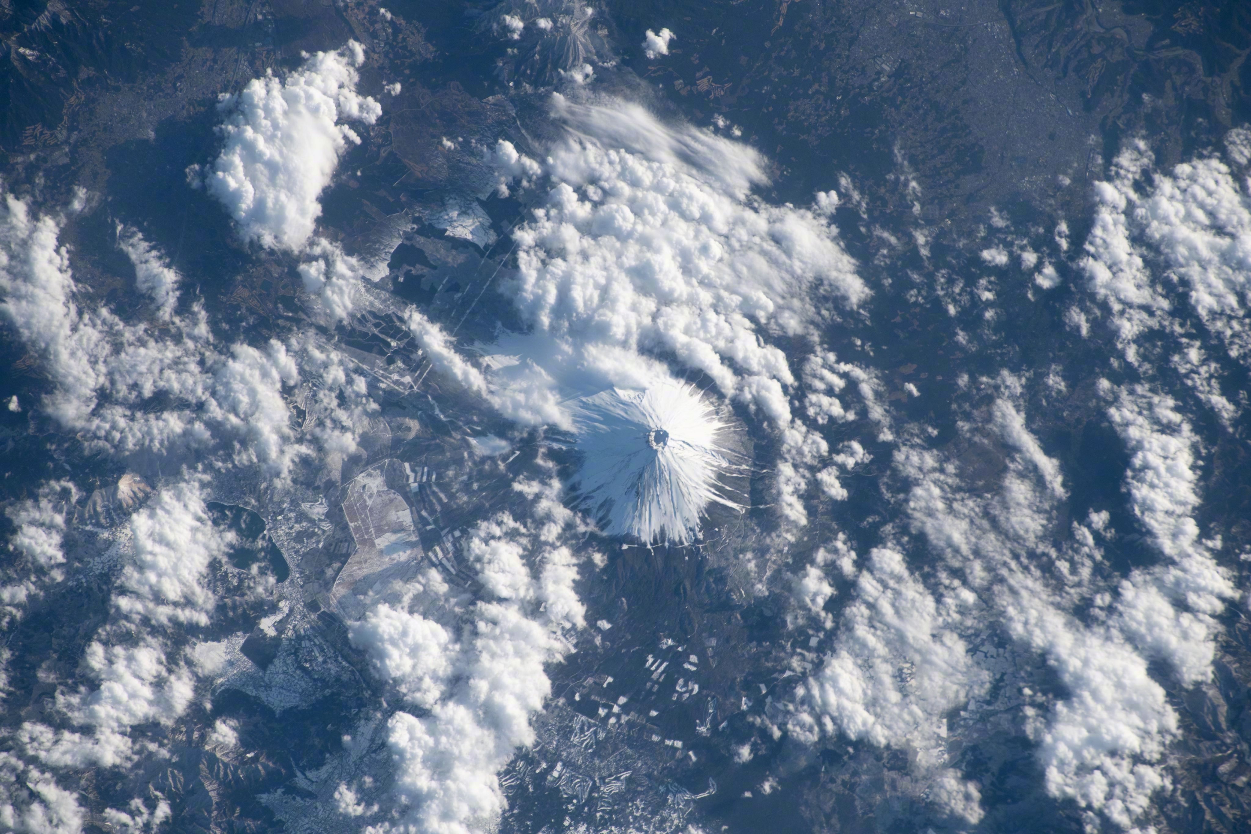 富士山上有很多的雪，图源宇航员古川聪。 ​​​