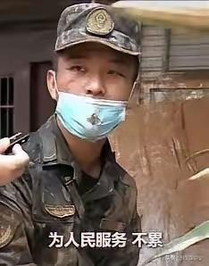 广西近期的洪涝灾害牵动无数网友的心。洪水退去后的乡镇满目狼藉，大范围清淤重建工作
