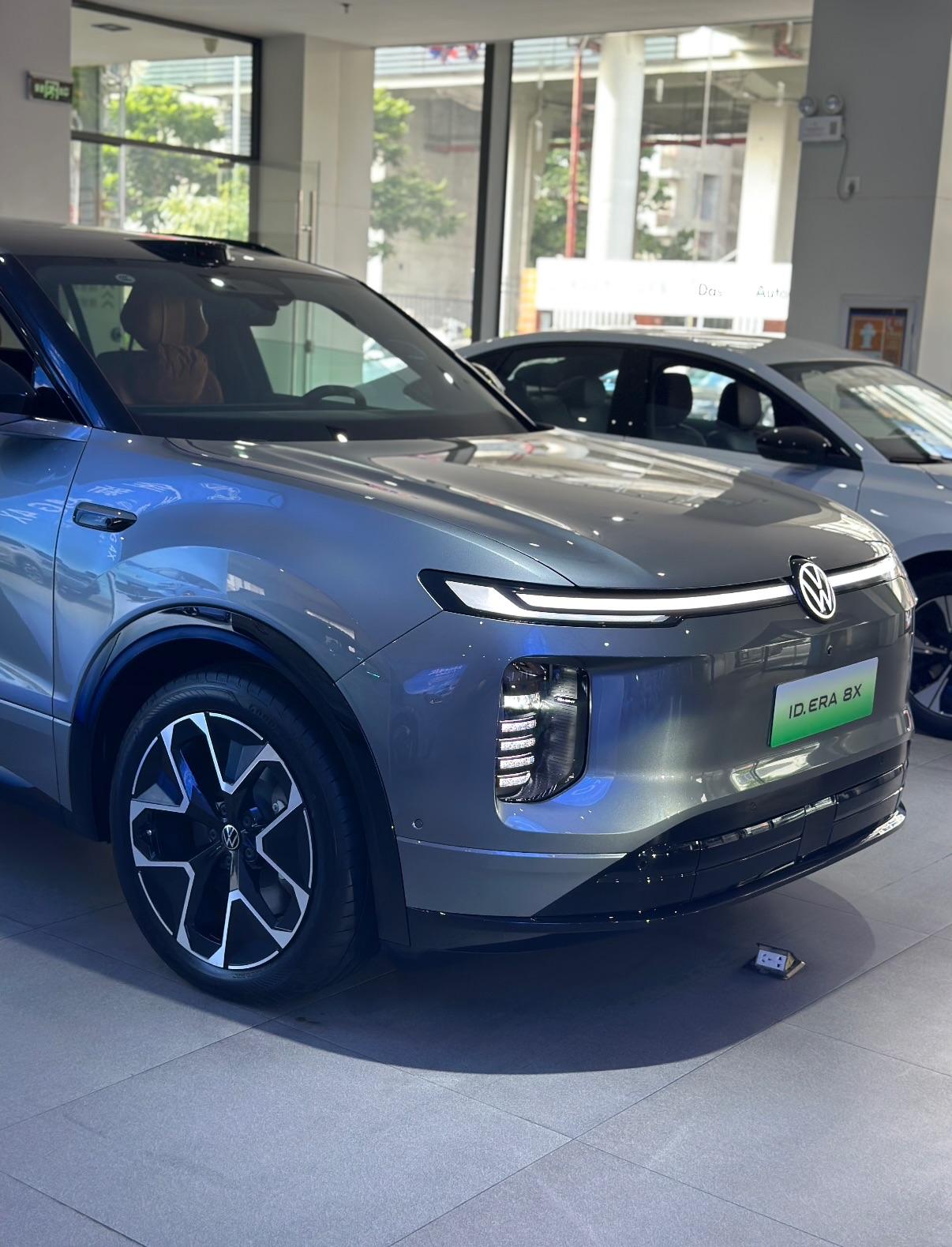 27岁不靠家里，靠自己攒钱准备入手第一台车。一眼看中ID.ERA8X的外观，橙色