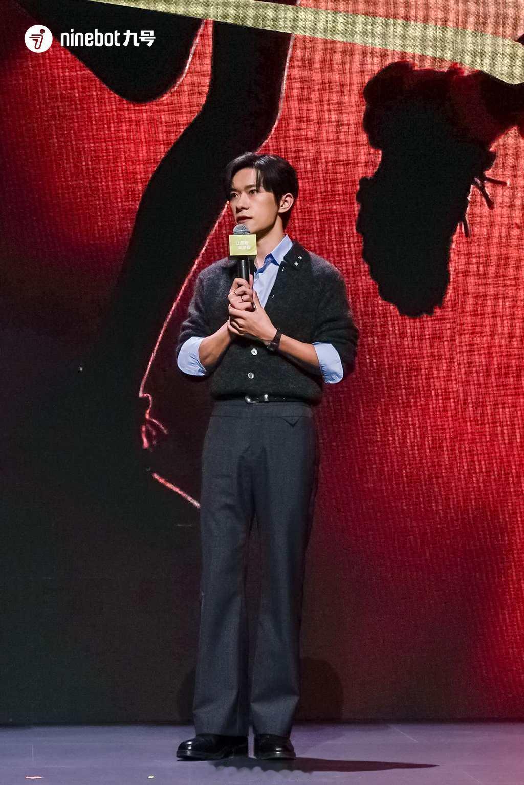 易烊千玺分享九号骑行经历 发布会现场真诚分享私人出行日常，偏爱慢悠悠的漫游模式，