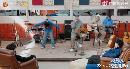 群像的魅力在再就业和喜人之间绽放群像艺术太动人!有人唱跳、有人演奏，台下还有鼓掌