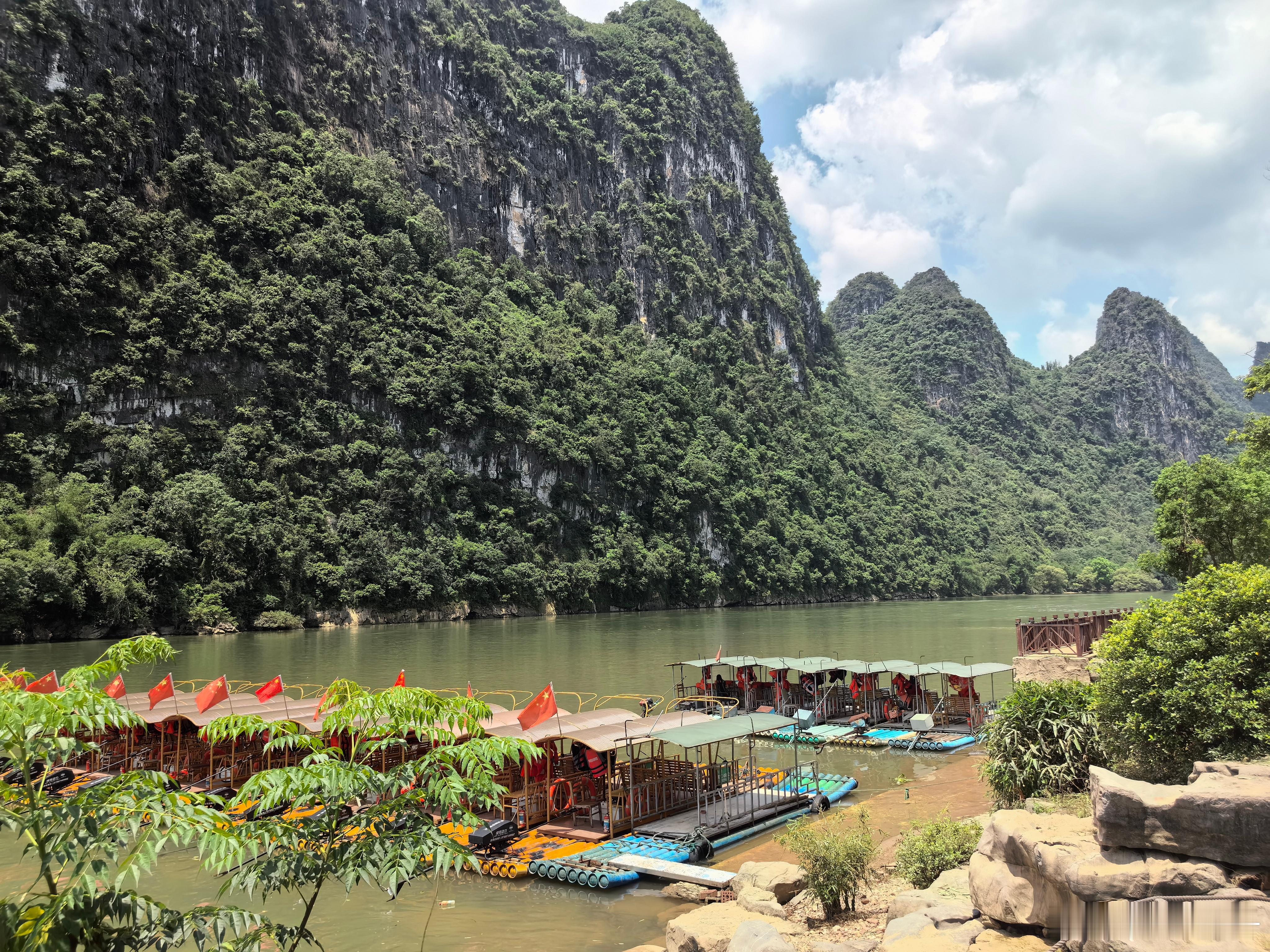 桂林山水是对桂林旅游资源的总称，世界自然遗产。典型的#喀斯特地貌# 构成了别具一
