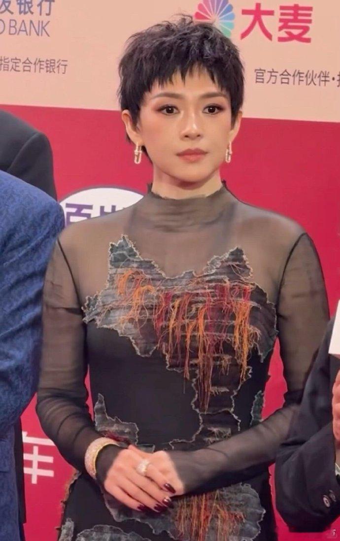 章子怡短发惊艳亮相上海电影节，形象大变超吸睛。气质依旧出众，魅力非凡，令人眼前一