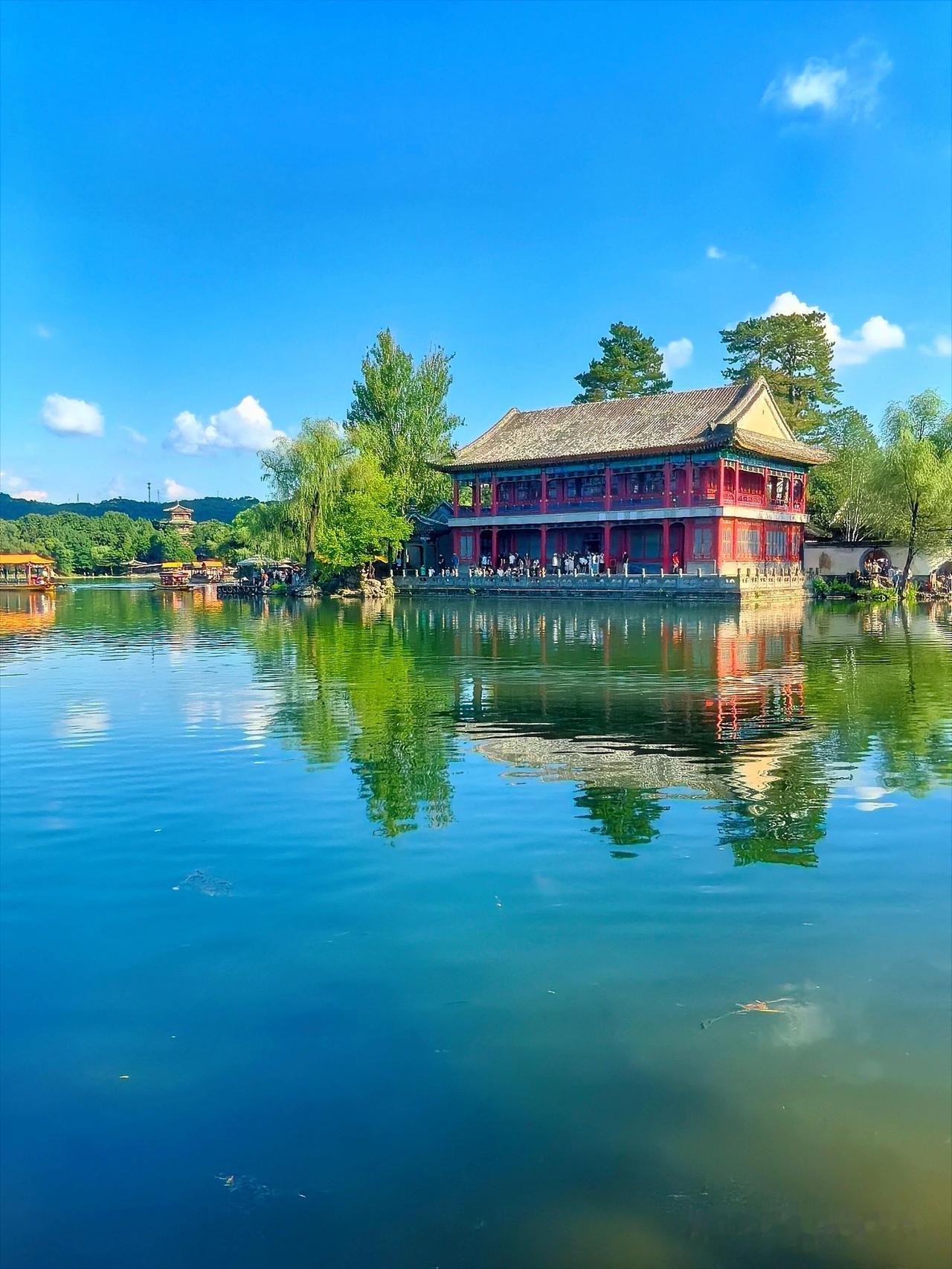 王宗岳说："虚领顶劲，气沉丹田。"

老师头回听我站桩时使劲往肚子里吸气，皱了下