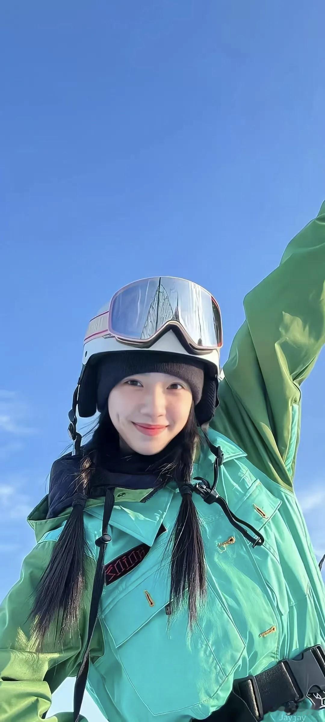 不必强求抵达众人仰望的山顶，半山腰的清风、山谷里的溪流，同样藏着生活的诗意。你未