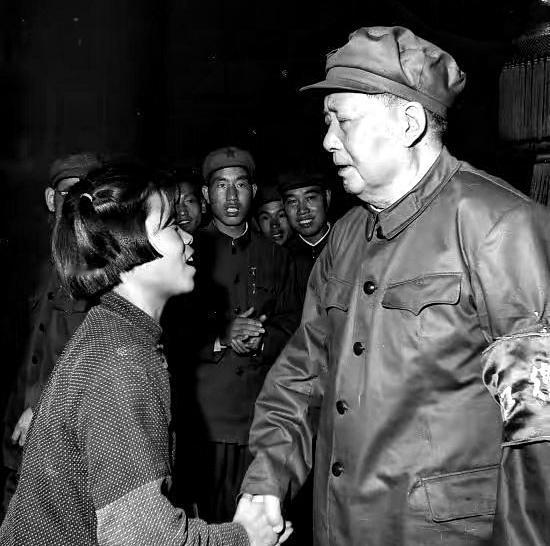 1966年，13岁焦守云登天安门受毛主席接见，衣着朴素，焦裕禄清正家风跨越岁月依