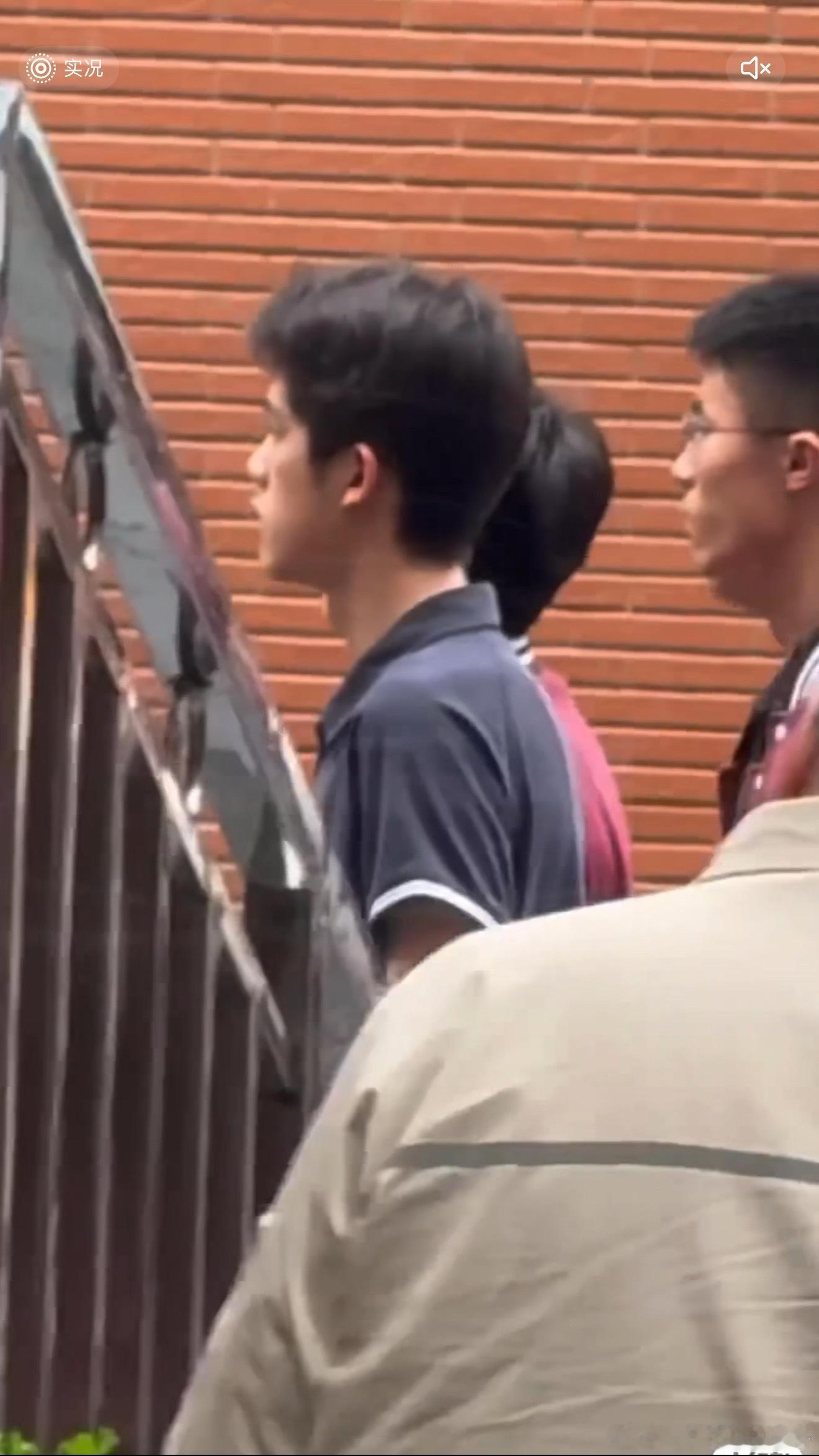 tg 官俊臣高考结束走出考场了，毕业快乐！ 
