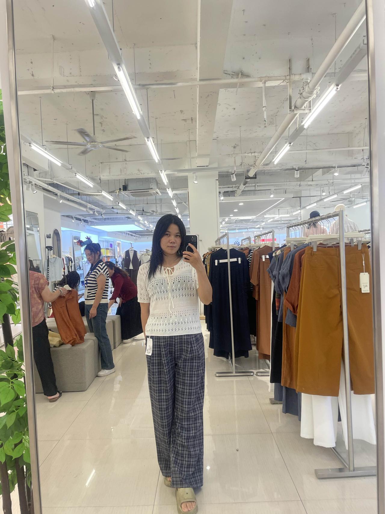 我今天吃完中午饭2:00到服装工厂店试衣服、消消食，逛了一个半小时。这是我的战利