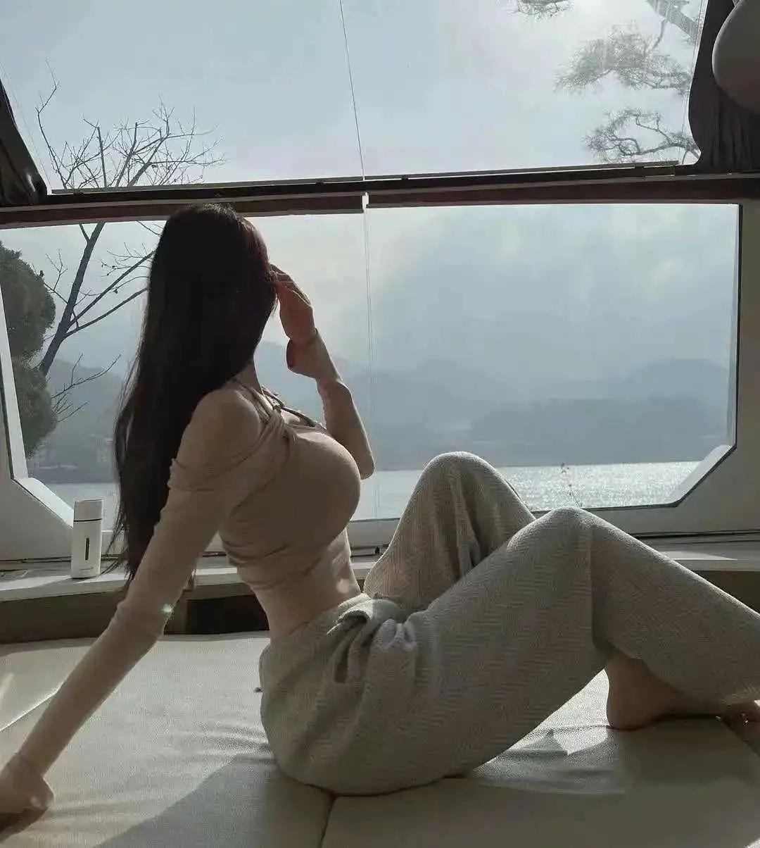 在当今社会，许多男性曾幻想过步入中年后能成功致富并迎娶年轻貌美的伴侣，然而现实却