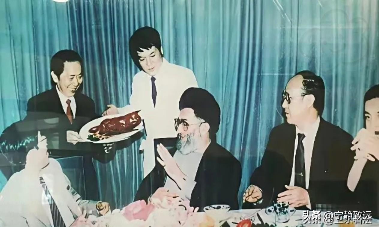 哈梅内伊1989年5月，还在北京吃过烤鸭，这也是老朋友啊。

这一幕，确实有点没