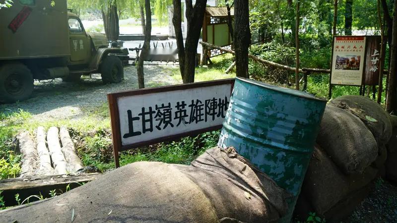 那个跪在坑道里、用嘴帮排长排尿的姑娘，叫王清珍。1952年，上甘岭，她只有17岁