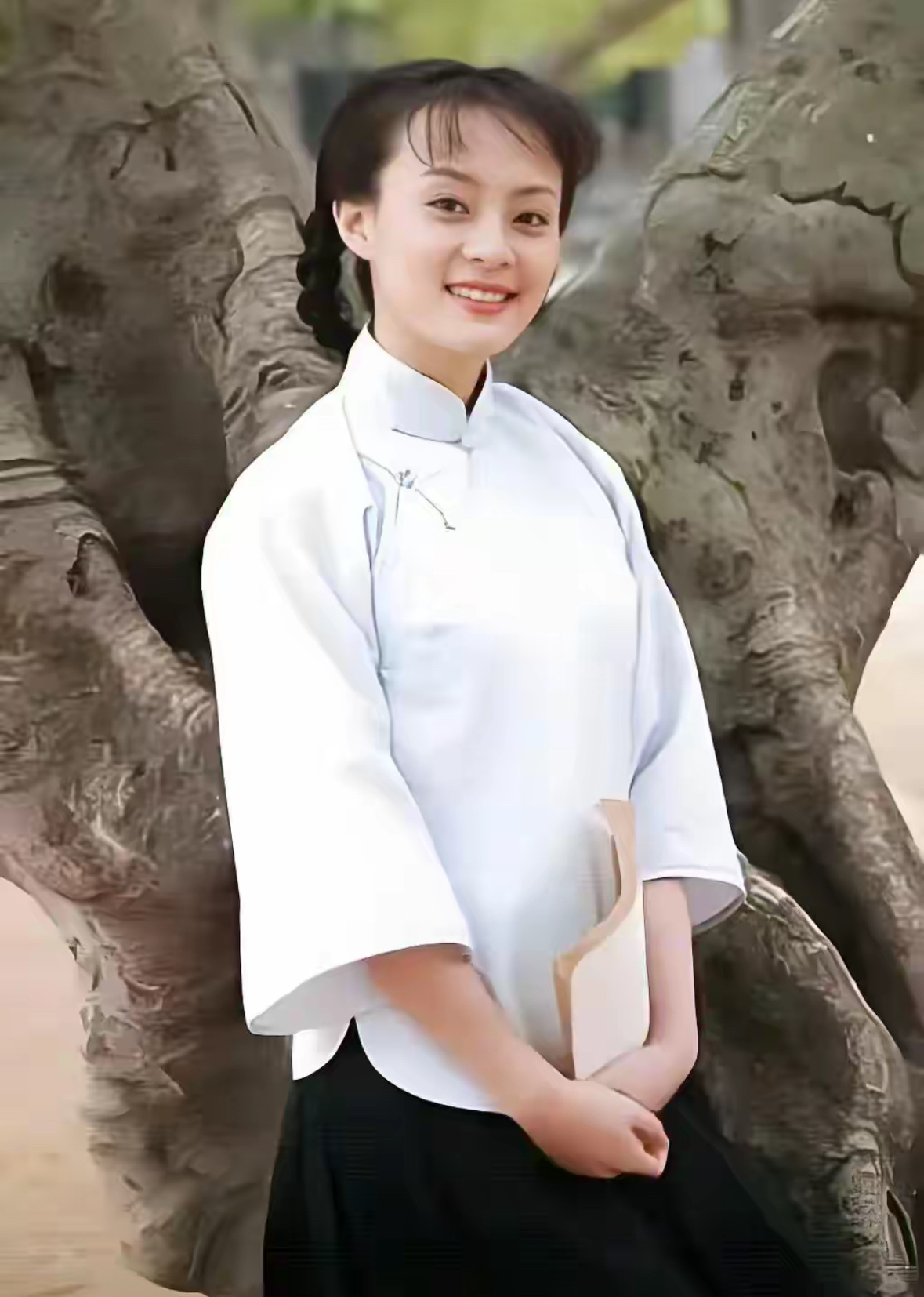 孙俪有多美？04年她和杨幂片场合照，那年21岁，穿着旗袍温婉清媚 