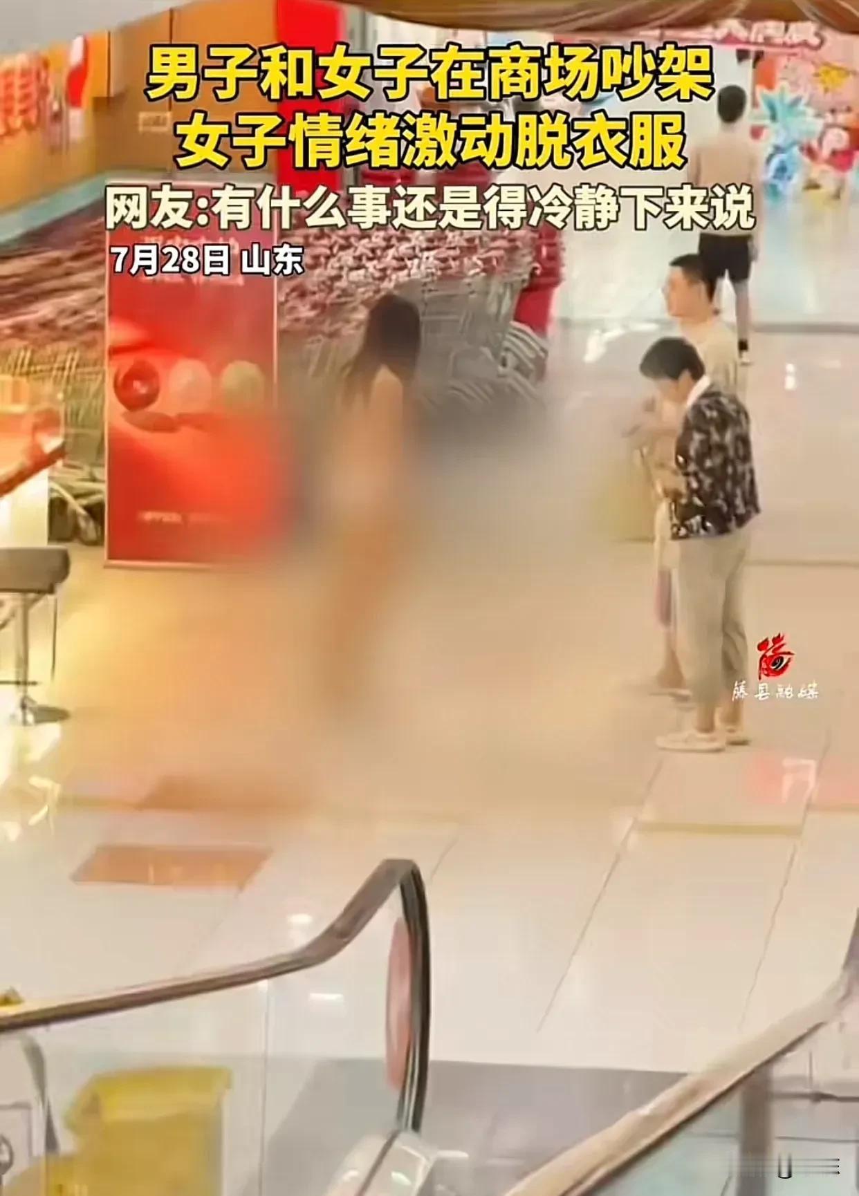 太冲动了！山东一对情侣在商场里吵架，男生一气之下说了句“你身上的衣服都是我买的”