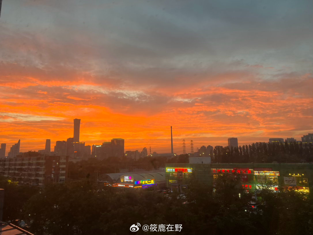 小胖手和朋友的人生聊天，俩人开心打闹完之后—-朋友问：今天又活了一天啊，你说我是