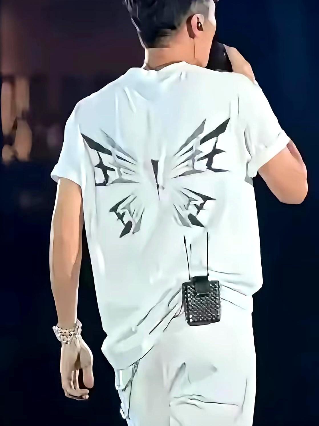 谢霆锋演唱会这身衣服，真不是随便穿的。

鸟巢现场，镜头拉近他后背，一只白色蝴蝶