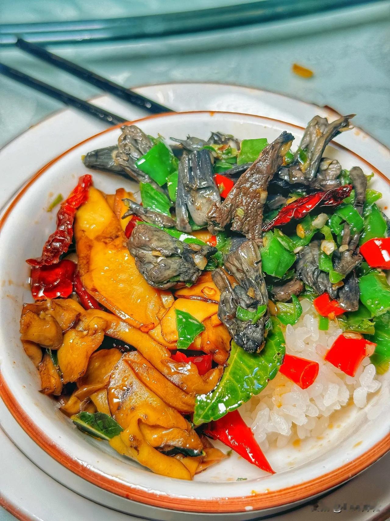 开在村子里面，远又远！还贵！别家菌子都是按份卖！他家按两卖！！今天光这份干巴菌就