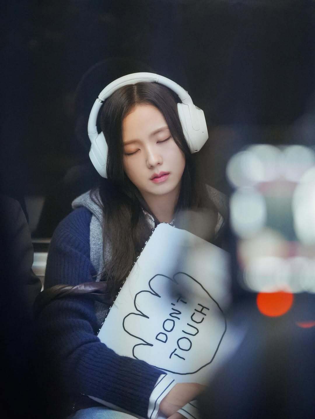 JISOO在《月刊男友》中谈论到恋爱令人疲惫的事情：“在讨论过程中，大家意见不一