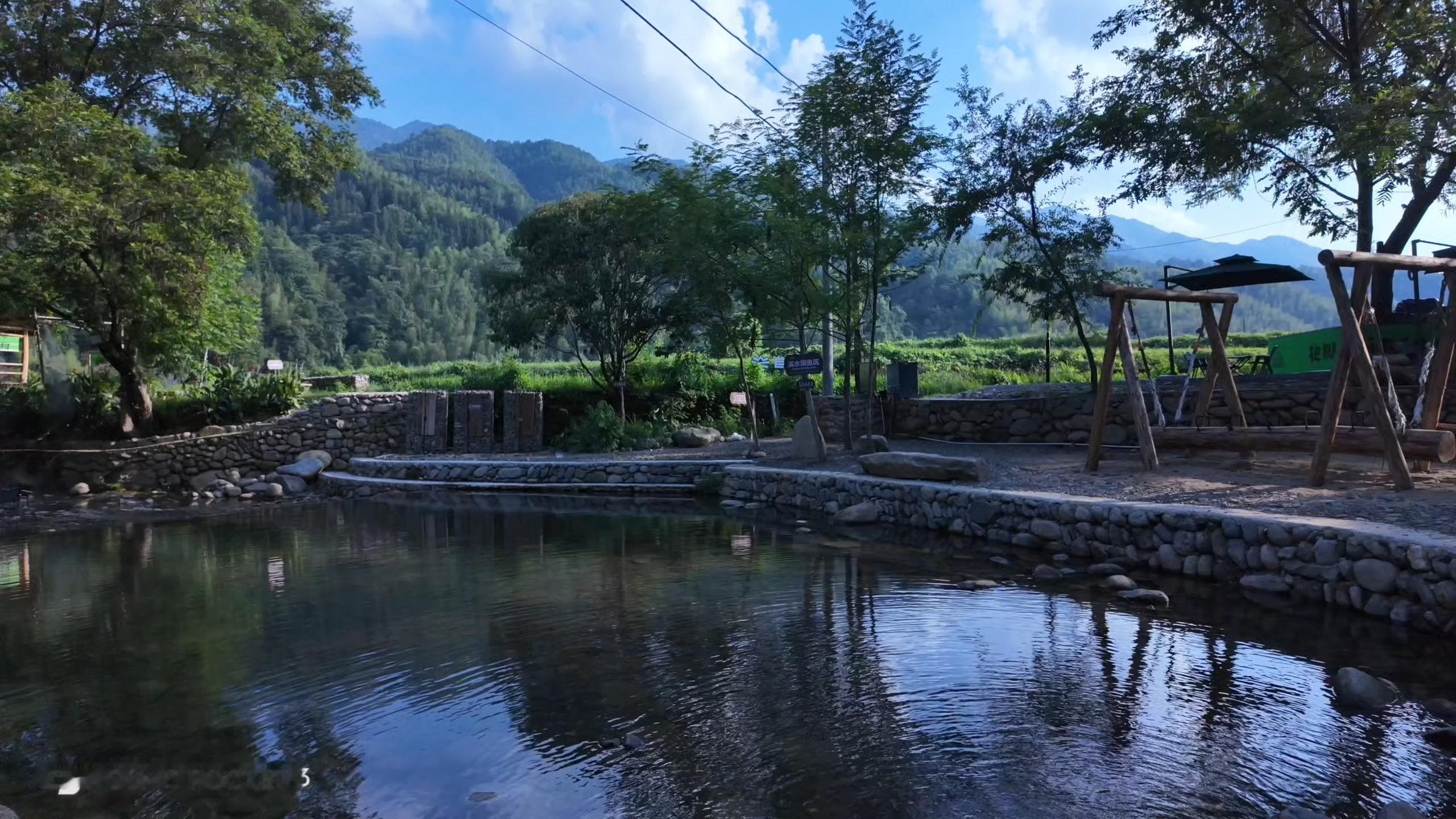 👧🏻:朔溪热不热我:很凉快，有点冷实际上不敢多动生怕出汗了[流浪地球2][流
