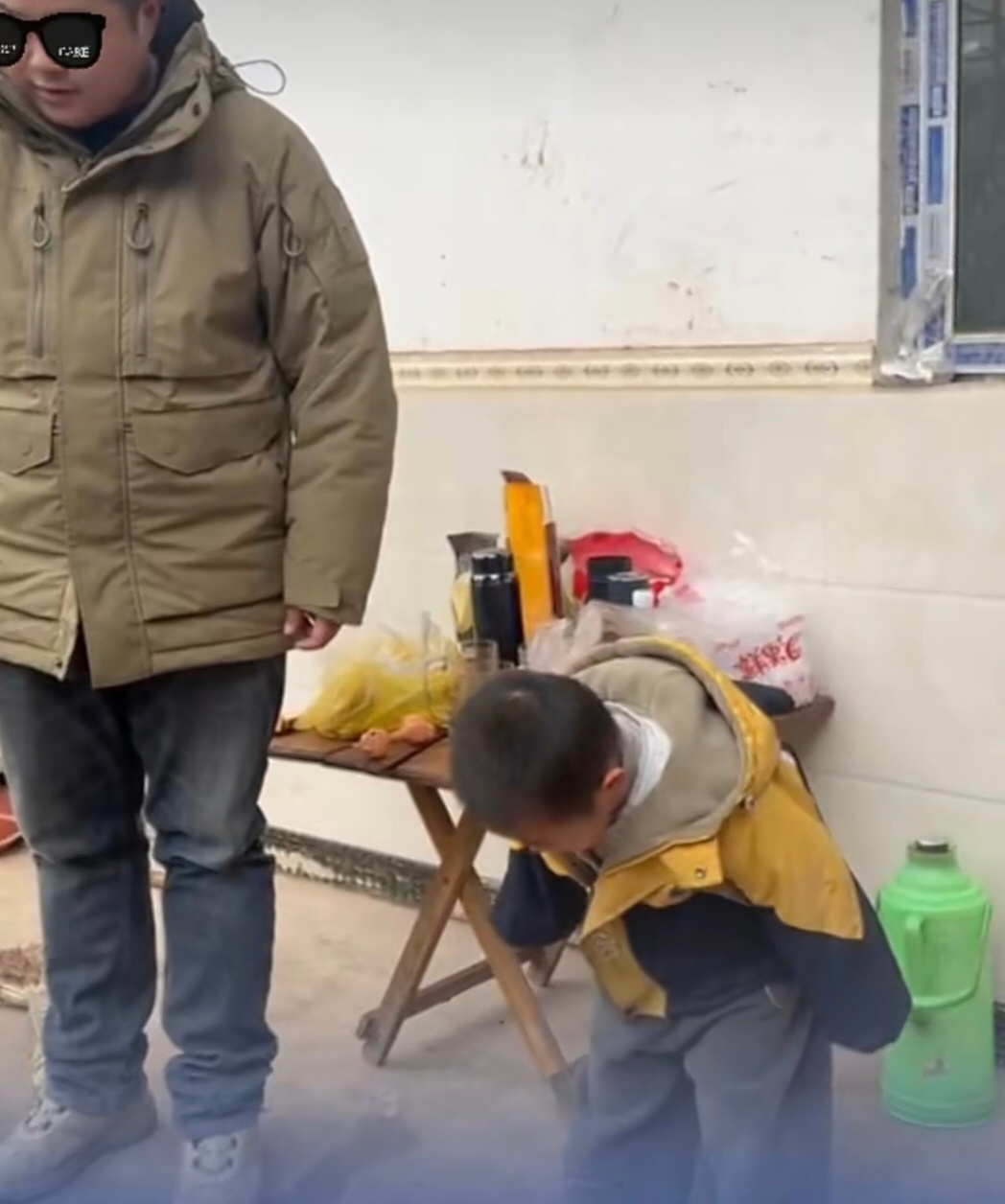 孩子吃席打翻盘子父母让他公开道歉 我觉得父母做得很对啊，不能因为是自己的孩子就溺