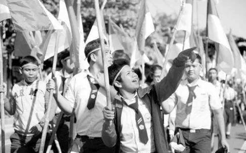 1975年，为了让荷属圭亚那独立，荷兰哭着求着，几番讨价还价后支付了35亿荷兰盾