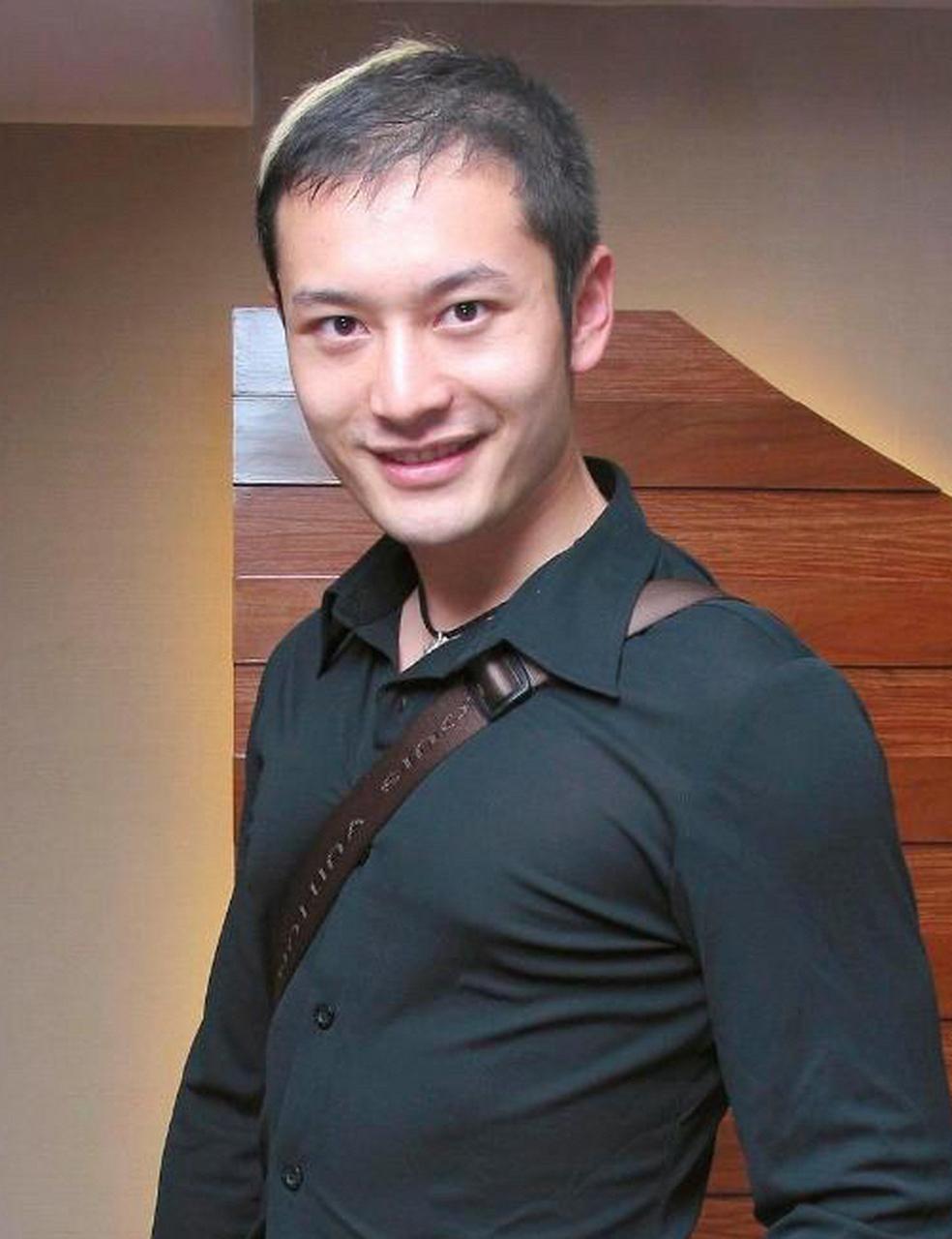 黄晓明是植发了，还是用了什么神奇的药水？
按理说人到中年后，头发只会越来越稀少，