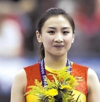 “我不吃了行吗？”
何雯娜把筷子放下来，胃里翻得厉害。
五个月的身孕，面前一盘油