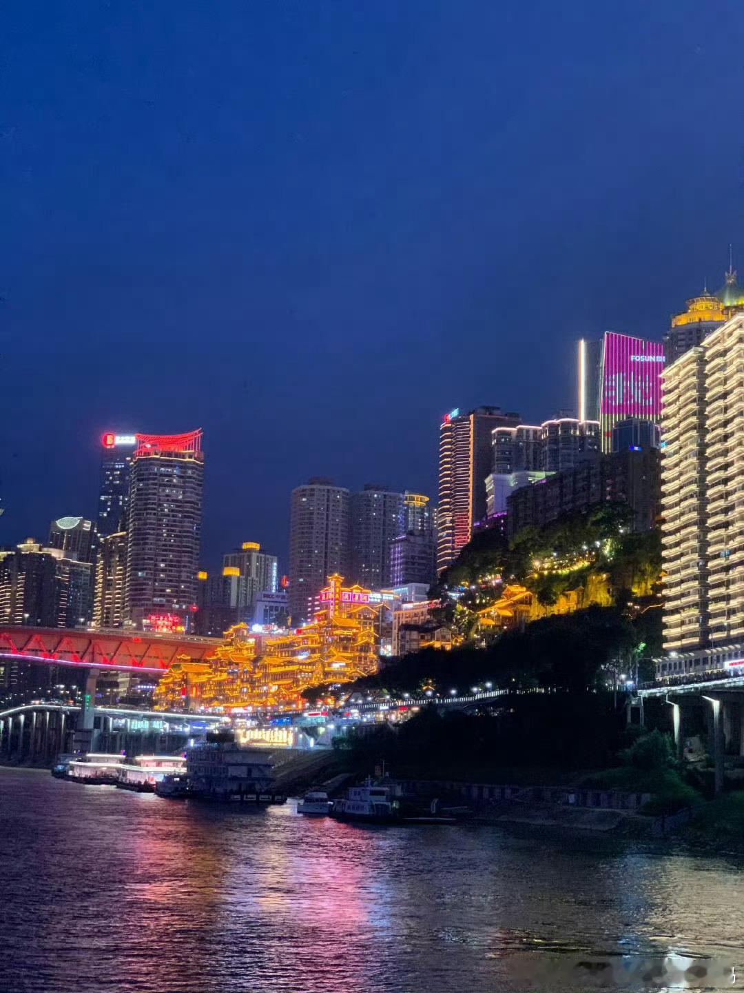 重庆的夜景真不是盖的 重庆的夜景璀璨夺目，山城灯火映衬其中，如梦如幻，令人陶醉。