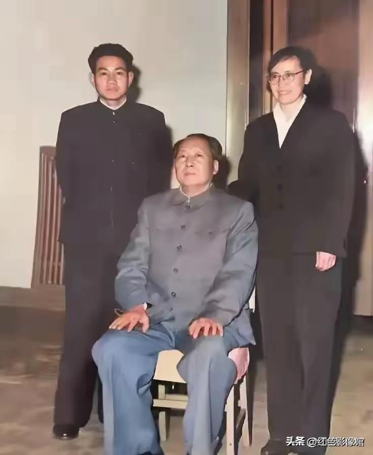 📸 照片简介
 
这是1964年的珍贵合影：居中而坐的是毛泽东同志，身后二人是