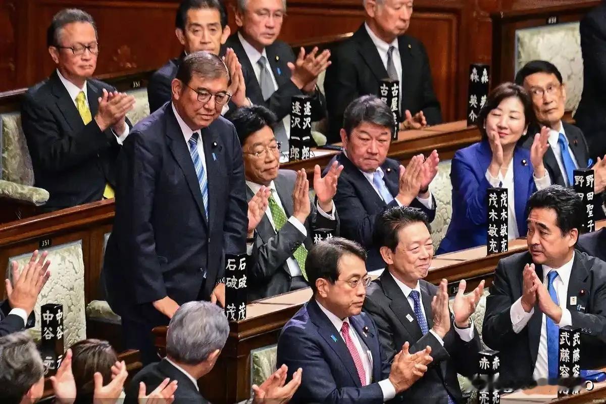 日本政坛大变天：26年执政联盟崩盘，谁来掌舵这个多党化时代
 
朋友们，最近日本