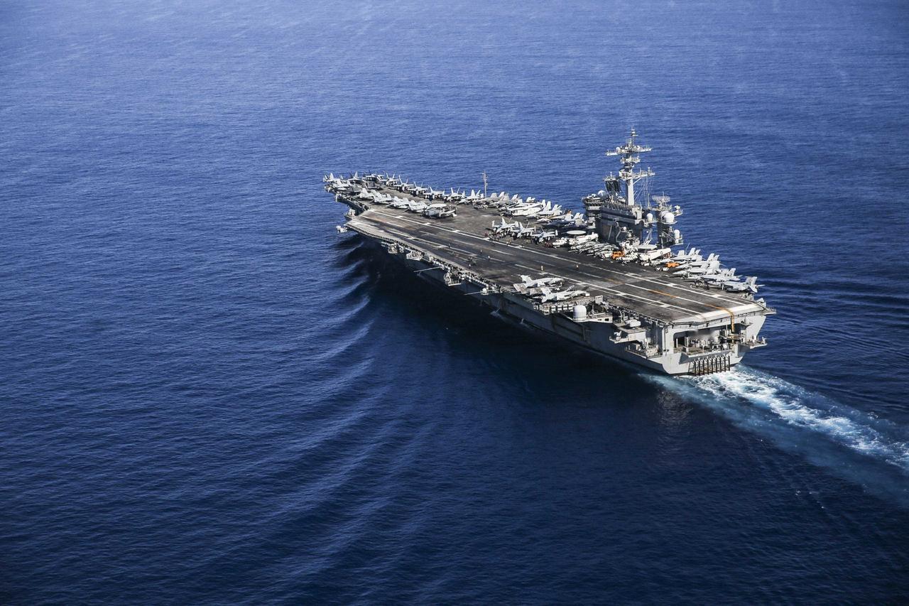 美国海军“林肯”号核动力航母已经在海上漂了八个多月，其中连续250天没有靠过港。