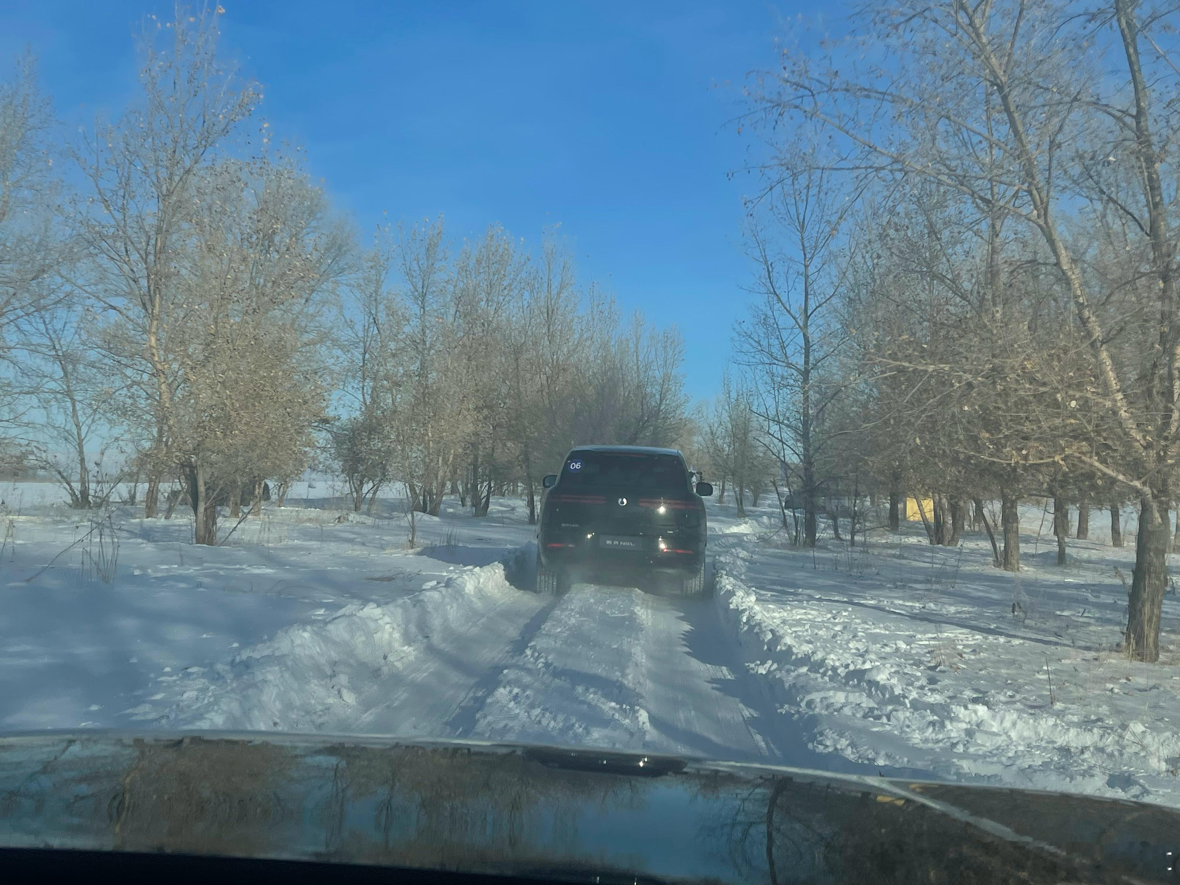 这冰天雪地的在零下32度的环境里试驾是真的很冷呀新能源大牛说 呼伦贝尔