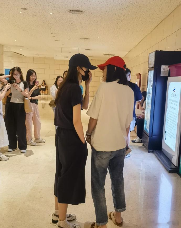 黑帽子小姐姐惊艳亮相大江东去中场休息！现场众人纷纷拍摄，她究竟是谁？独特气质引关