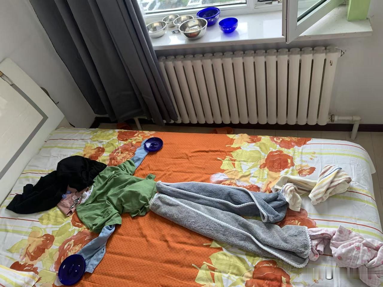 女儿的心思全在玩上。玩了一天，现在开始写作业了。
