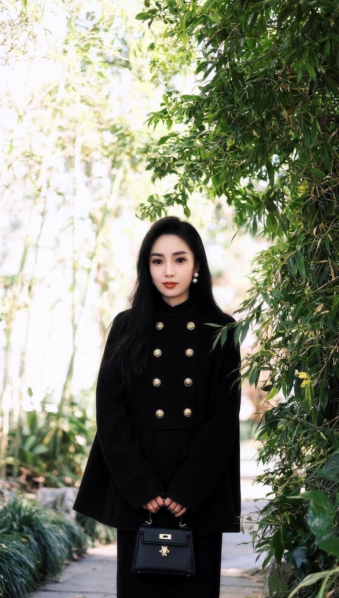 生活就是生动的活着，用最美的心情，穿最美的衣衫，呈现最自信的自己，爱不将就，穿不