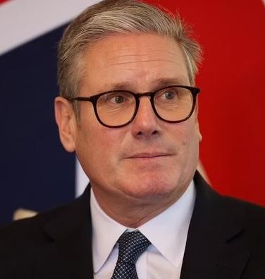 英国首相一句话，直接扔向了全世界。他说，中国，是世界三大强国之一。这话不是私下说