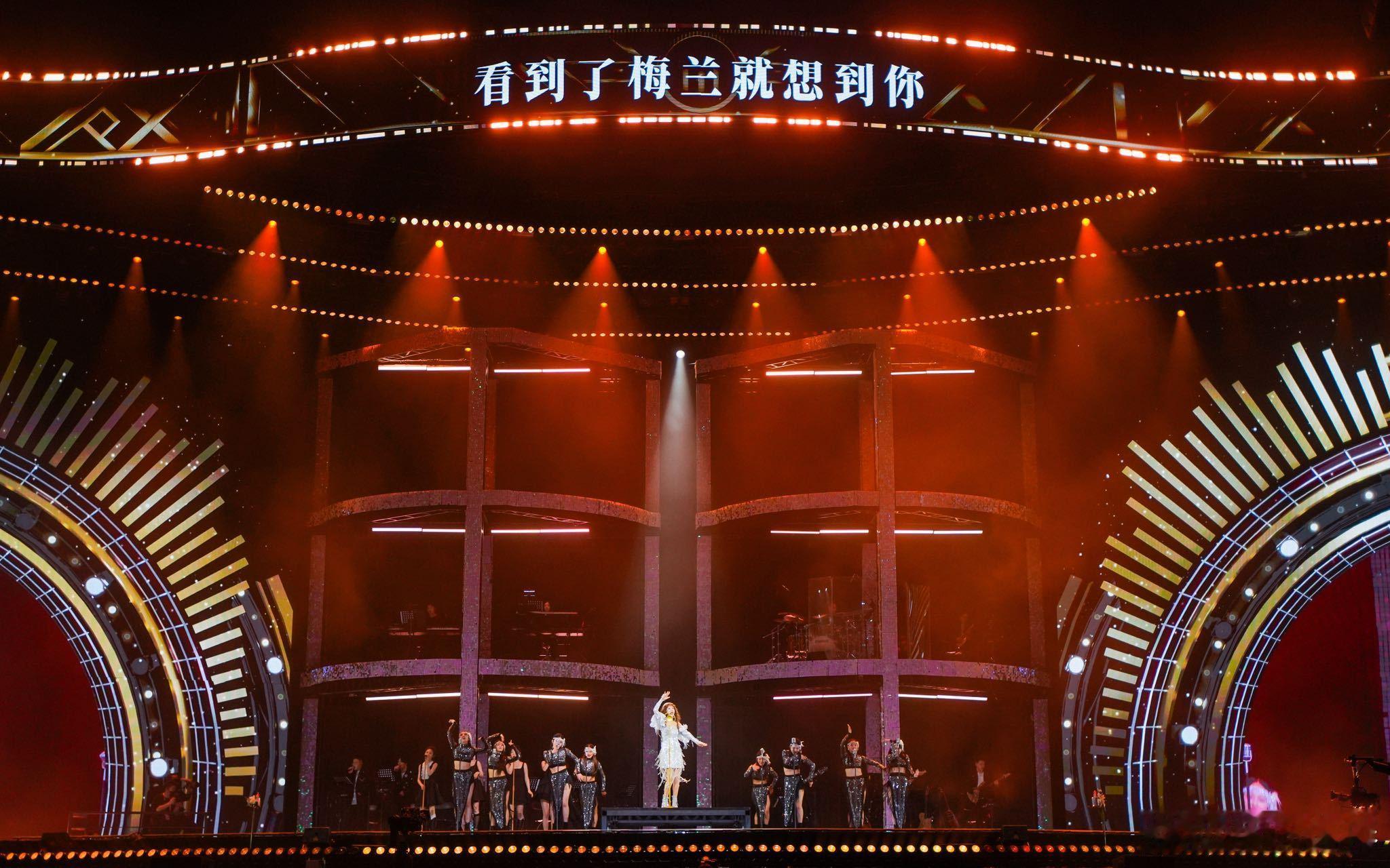 张杰谢娜合唱娜姐整场演唱会亮点超多，合唱环节更是点睛之笔，歌声动人画面温馨，沉浸