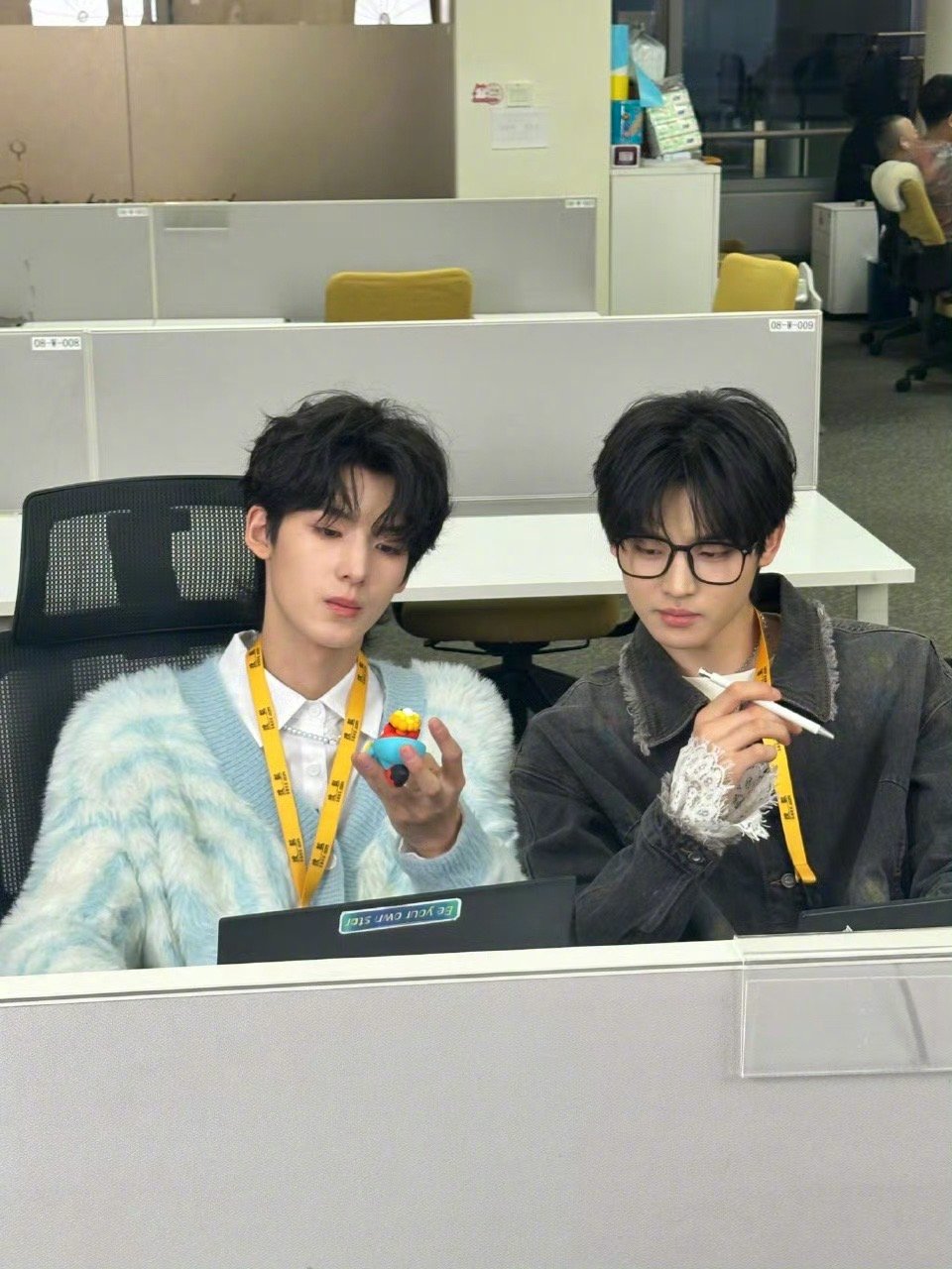 上班不崩溃全靠帅哥同事撑着 谁懂啊有林乙洲陈述一这样的帅哥同事，每天上班都跟拆盲