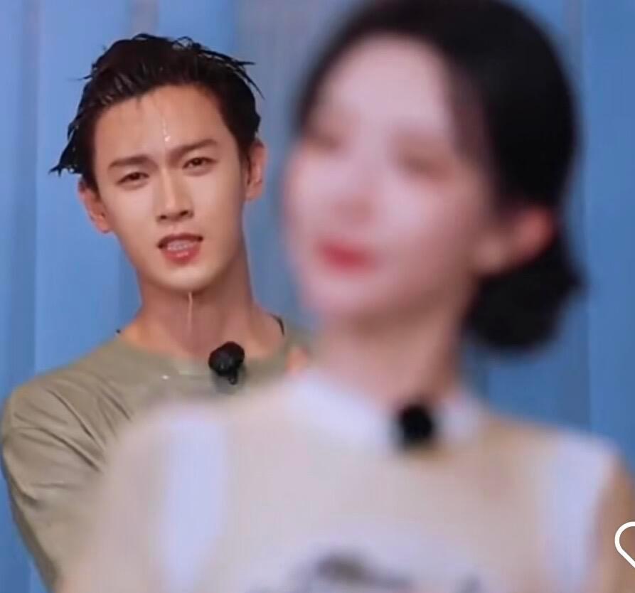 昀牵孟绕 这个澡洗的这个镜头，好像哈喇子流了一地小林大背头也不错诶昀牵孟绕   