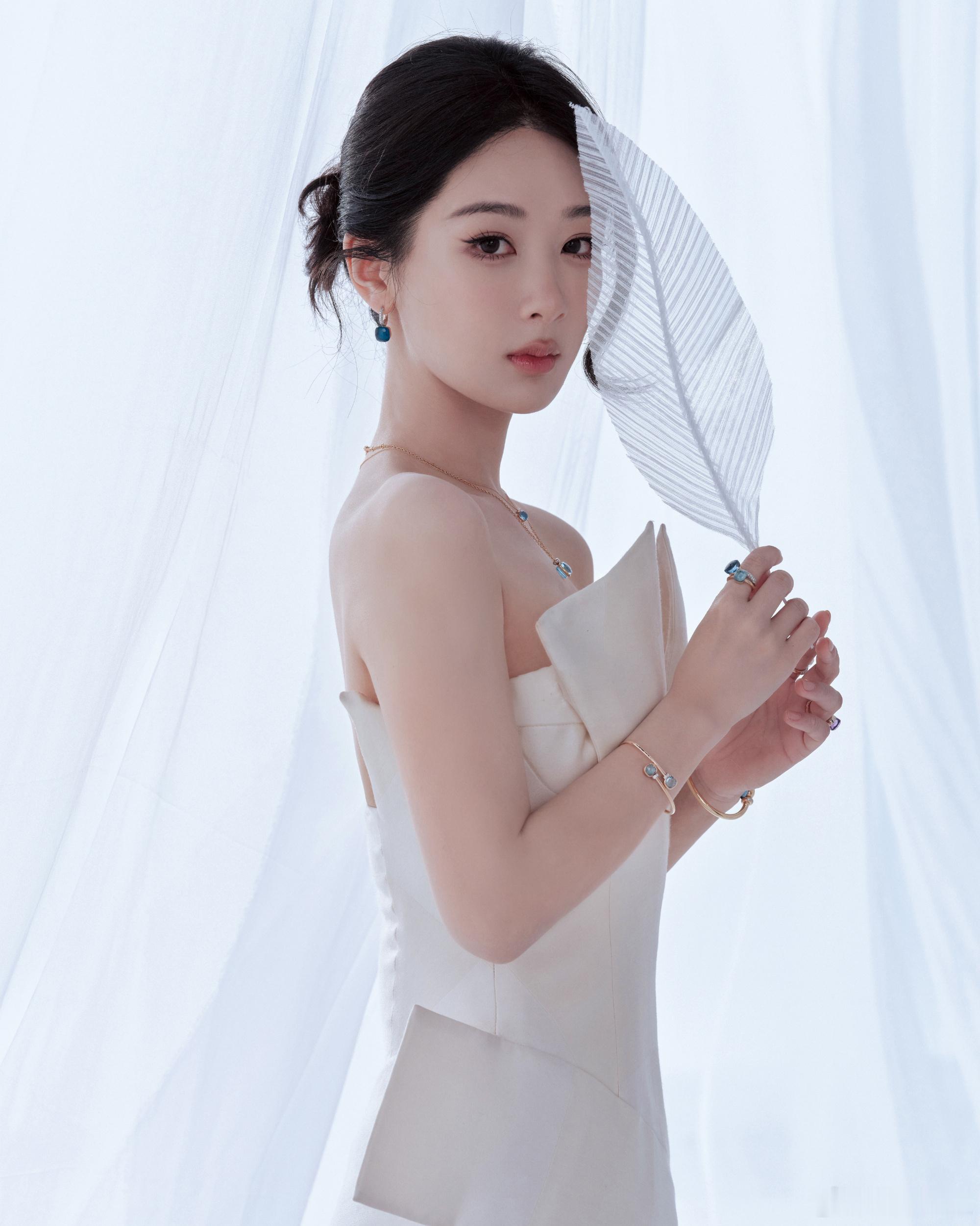 杨紫  杨紫玉兰花开君再来 杨紫董竹君 世界就像一个巨大的夹娃娃机，我隔着玻璃，