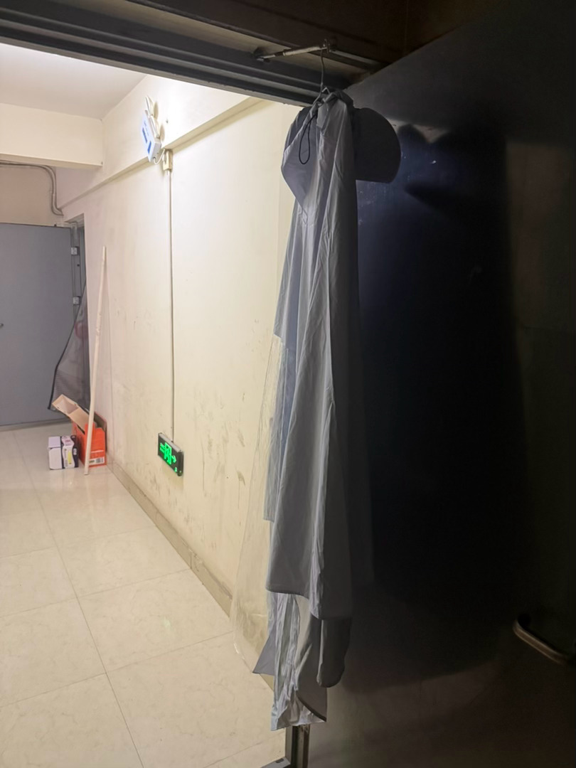 大半夜的搁楼道放这种东西可还行。理解前两天郑州下雨雨衣不知道去哪儿晒，但是我想请