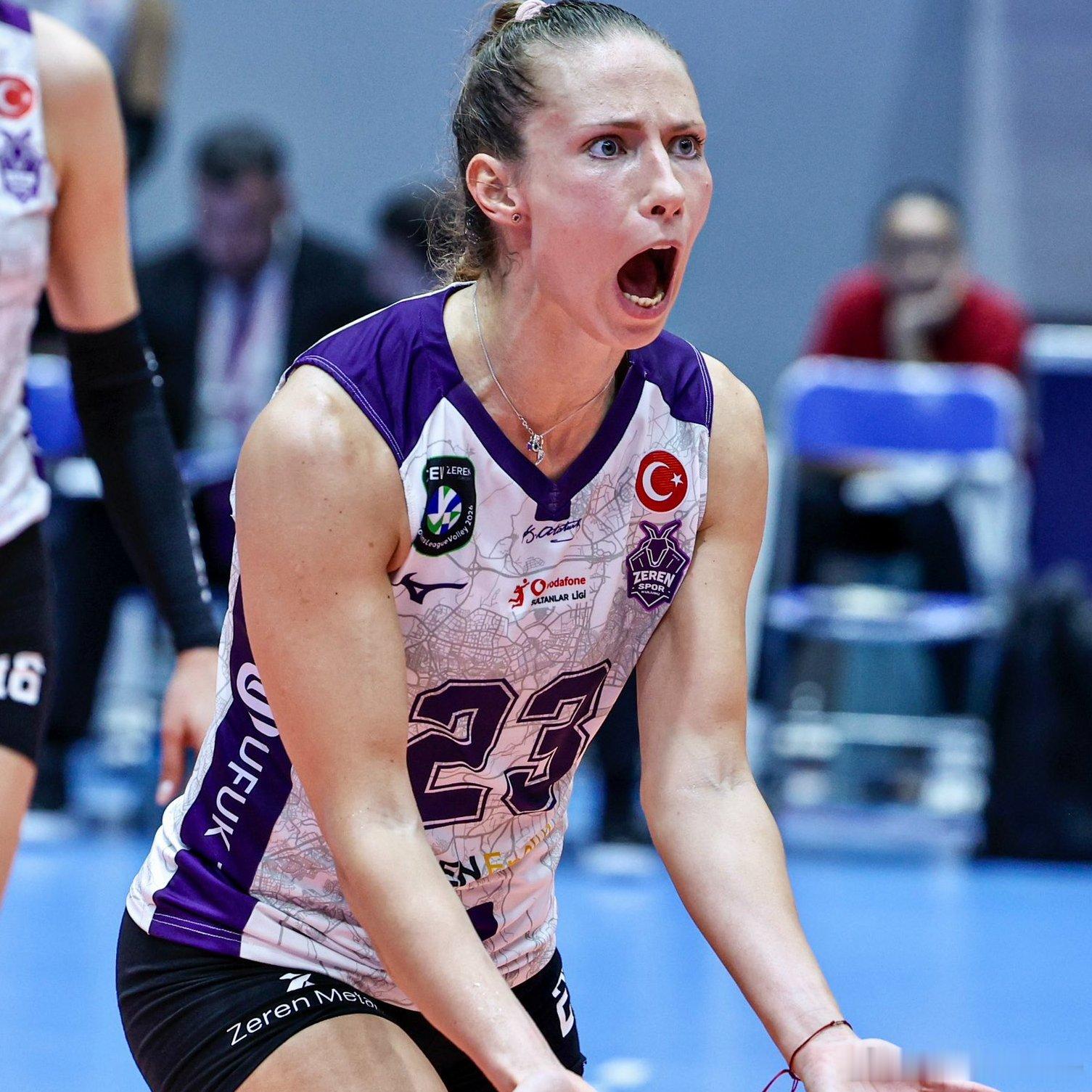 🎙️ 泽仁体育主二传奥菲莉娅·马利诺夫：“🇮🇹虽然科内利亚诺是一支强队，但