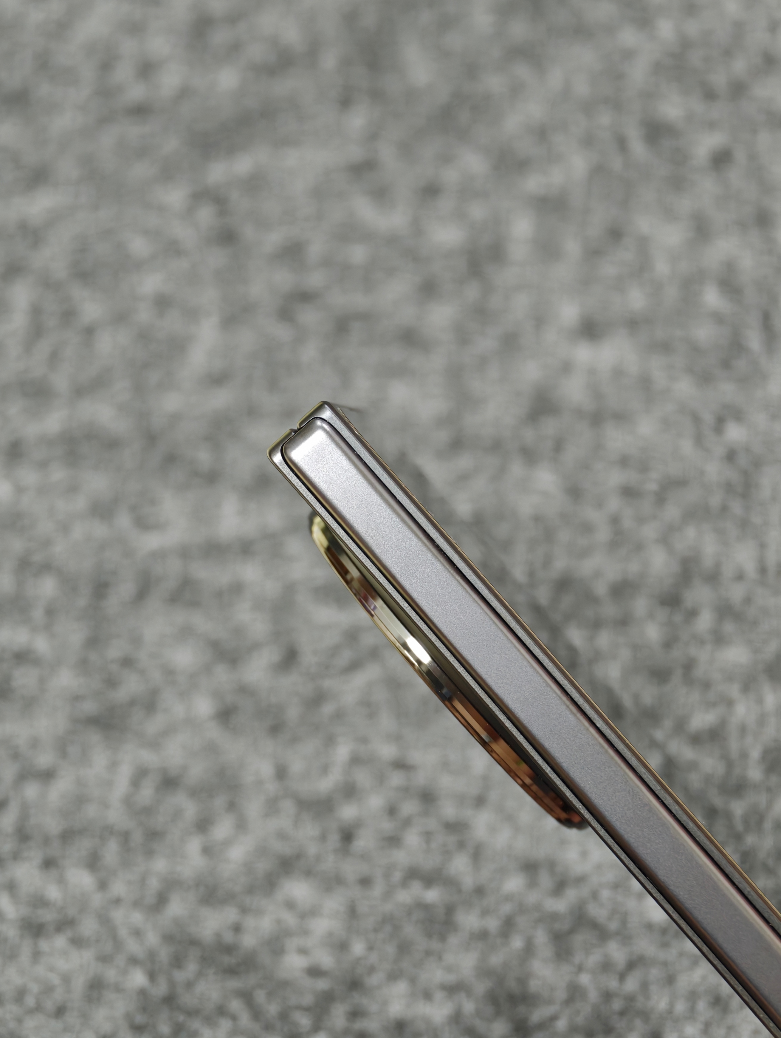 强烈建议OPPO Find N6 用户给外屏贴一张AR膜。外屏亮度太低了，在阴天