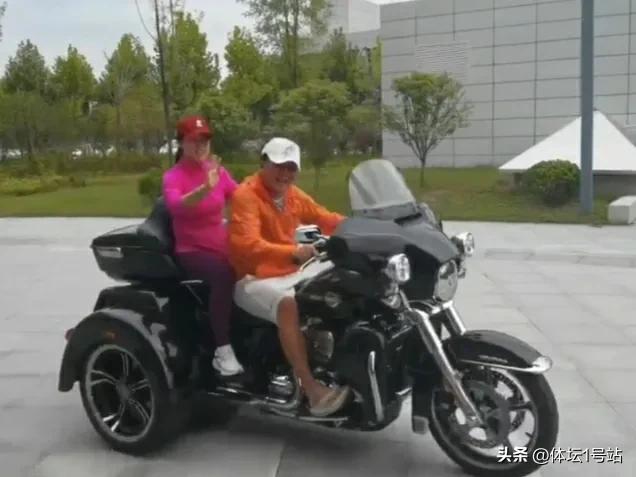 国乒爱情：53岁郭斌和45岁王楠骑百万摩托秀恩爱，太甜了。没有看错就是金鹰摩托，