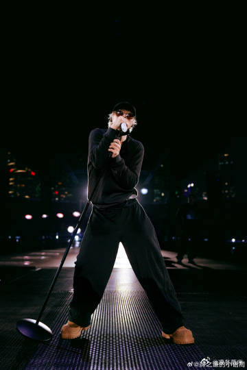 薛之谦就差把舞台建到地铁口了 薛之谦这次巡演的舞台就像一场艺术展，每个细节都给人
